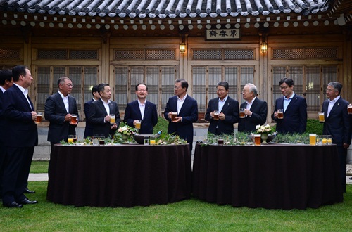 ▲ 27일 청와대에서 기업인들과 '호프 미팅'을 가진 문재인 대통령.<사진제공=뉴시스>