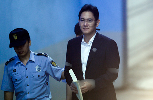 ▲ 이재용 삼성전자 부회장이 28일 오전 서초구 서울중앙지법에서 열린 '최순실 뇌물' 관련 48차 공판에 출석하고 있다. <사진제공=뉴시스>