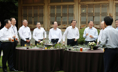 ▲ 문재인 대통령이 27일 청와대 상춘재 앞에서 열린 주요 기업인과의 호프 미팅에서 박용만 대한상공회의소 회장, 정의선 현대자동차 부회장, 구본준 LG 부회장, 권오준 포스코 회장, 금춘수 한화 부회장, 정용진 신세계 부회장, 박정원 두산 회장, 손경식 CJ 회장, 함영준 오뚜기 회장 등 참석자들과 대화를 나누고 있다. <사진제공=뉴시스>