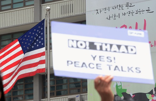 ▲ 지난달 28일 서울 광화문광장에서 열린 ‘사드 가동 및 기지 공사 중단 촉구 기자회견’에 등장한 사드배치 반대 손피켓.<사진제공=뉴시스>