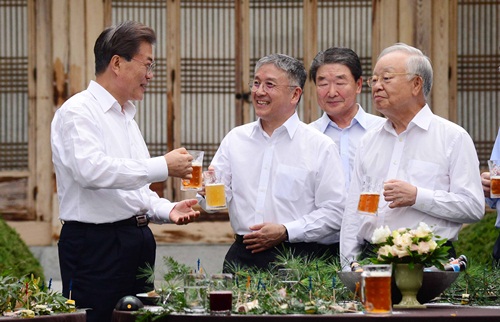 ▲ 문재인 대통령이 27일 청와대 상춘재 앞에서 열린 주요 기업인과의 호프 미팅에서 함영준(왼쪽 두번째) 오뚜기 회장과 건배를 하고 있다. <사진제공=뉴시스>