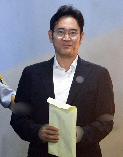 ▲ 이재용 삼성전자 부회장이 28일 오전 서초구 서울중앙지법에서 열린 '최순실 뇌물' 관련 48차 공판에 출석하고 있다. <사진제공=뉴시스>