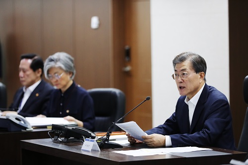 ▲ 문재인 대통령이 29일 새벽 청와대 위기관리센터에서 북한이 지난 28일 밤 동해상으로 탄도미사일로 추정되는 발사체를 발사한 것과 관련해 긴급소집한 국가안전보장회의(NSC) 전체회의를 주재하고 있다. 앞서 합동참모본부는 29일 "북한이 28일 23시 41분께 자강도 무평리 일대에서 동해상으로 불상미사일을 1발 발사했다"고 밝혔다. <사진제공=청와대/뉴시스>