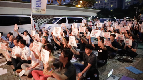 ▲ 공영방송 정상화와 적폐 경영진 퇴진을 요구하는 'KBS·MBC 정상화 시민행동'의 첫 번째 '돌마고 불금 파티'가 7월 21일 서울 여의도 KBS 앞에서 열렸다. 전국 214개 언론단체와 시민사회단체로 구성된 시민행동은 매주 금요일 저녁 7시에 KBS와 MBC 앞에서 번갈아가며 '돌마고 불금 파티'를 개최하고 있다.