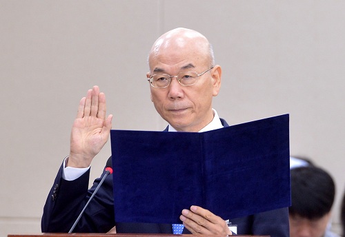 ▲ 이효성 방송통신위원회 위원장이 지난달 19일 오전 서울 여의도 국회 미래창조과학방송통신위원회 회의실에서 열린 인사청문회에 참석해 선서를 하고 있는 모습. <사진제공=뉴시스>