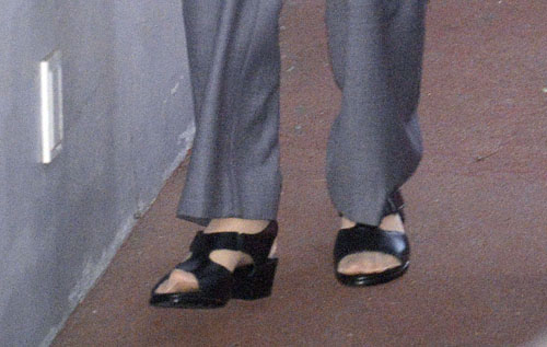 ▲ 지난주 발가락 통증으로 외래 진료를 받은 박근혜 전 대통령이 31일 오전 서울 서초구 서울중앙지방법원에서 열린 공판에 출석하기 위해 호송차에서 내려 법정으로 향하고 있다. <사진제공=뉴시스>