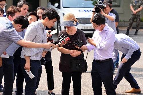 ▲ 박찬주 대장의 부인 전모씨가 7일 오전 서울 용산구 국방부 고등법원에서 참고인 신분으로 소환되고 있다. 군 검찰은 공관병에 대한 이른바 '갑질' 의혹을 받고 있는 박찬주 사령관과 그 부인을 차례로 소환해 수사를 진행 할 예정이다. <사진제공=뉴시스>