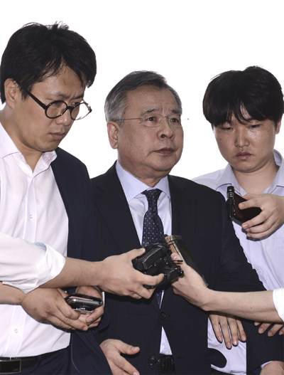 ▲ 박영수 특별검사가 7일 오후 서울 서초구 서울중앙지방법원에서 열린 이재용 삼성전자 부회장에 대한 결심 공판에 출석중 기자들에게 둘러쌓여있다. <사진제공=뉴시스>