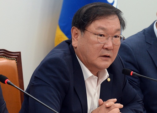 ▲ 8일 더불어민주당 원내대책회의에 참석한 김태년 정책위의장.<사진제공=뉴시스>