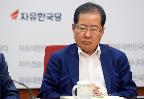 ▲ 지난 7일 자유한국당 최고위원회의에 참석한 홍준표 대표.<사진제공=뉴시스>