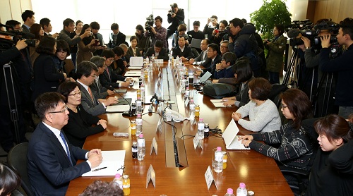 ▲ 지난해 1월, 삼성전자 반도체 사업장 백혈병 등 직업병 문제와 관련해 삼성전자와 가족대책위원회(가대위), 반올림(반도체노동자의 건강과 인권지킴이) 등 3개 교섭주체가 재해예방대책에 관한 최종 합의서에 서명했다. <사진제공=뉴시스>