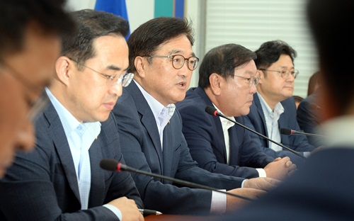 ▲ 10일 오전 열린 더불어민주당 정책조정회의.<사진제공=뉴시스>