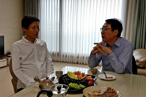 ▲ 10일 윤영찬 청와대 국민소통수석이 이용마 MBC 해직기자를 만나 공영방송 정상화 등을 논의했다.<사진출처=이용마 기자 페이스북>