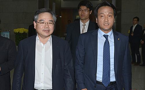 ▲ 2012년 10월 11일 당시 안원구(왼쪽) 전 서울지방국세청 국장이 서울 종로구 국세청에서 열린 국세청 국정감사에 참석하려다 청의 경비를 맡은 방호원들에 의해 청사진입을 저지당하자 안민석 민주통합당 의원의 안내를 받으며 청을 떠나고 있는 모습. <사진제공=뉴시스>