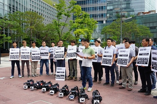 ▲ 8월 8일, 서울 마포구 상암동 MBC 사옥 앞에서 MBC영상기자회 소속 카메라기자들이 'MBC판 블랙리스트'에 항의하는 퍼포먼스를 벌이고 있다. (사진 : 전국언론노동조합 MBC본부 )