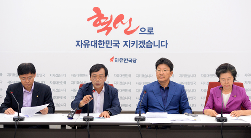 ▲ 11일 오후 서울 여의도 국회 자유한국당 대표 회의실에서 이완영(왼쪽 두번째) 의원 등 참석 의원들이 국정원 개악저지 TF 회의를 하고 있다. 왼쪽부터 최교일 의원, 이 의원, 권성동, 이은재 의원. <사진제공=뉴시스>