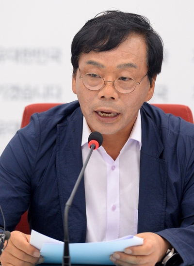 ▲ 11일 오후 서울 여의도 국회 자유한국당 대표 회의실에서 열린 국정원 개악저지 TF 회의에 참석한 이완영 의원이 인사말을 하고 있다. <사진제공=뉴시스>