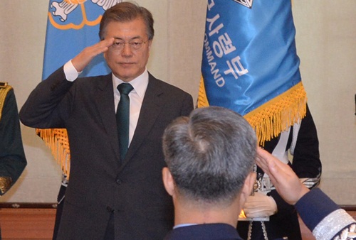 ▲ 지난 9일 청와대에서 열린 군 장성 진급 및 보직 신고식에서 진급자들의 경례를 받는 문재인 대통령.<사진제공=뉴시스>