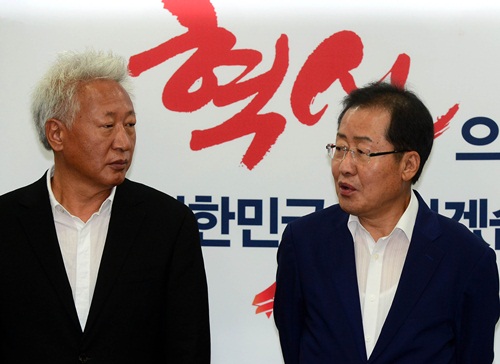 ▲ (왼쪽부터) 자유한국당 류석춘 혁신위원장과 홍준표 대표.<사진제공=뉴시스>