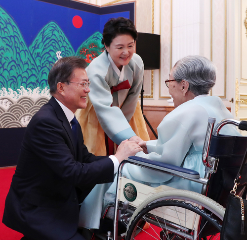 ▲ 문재인 대통령이 14일 청와대 영빈관에서 열린 독립유공자 및 유족 오찬에 참석한 일본군 위안부 피해자인 김복동 할머니와 인사를 나누고 있다. <사진제공=뉴시스>