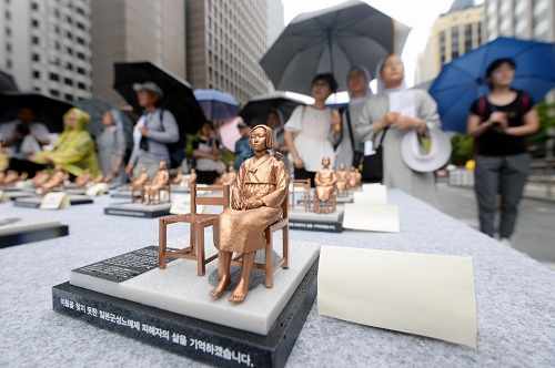 ▲ 세계 일본군 '위안부' 기림일인 14일 오후 서울 종로구 청계광장에서 5차 세계 일본군 '위안부' 기림일 미사가 봉헌되고 있다. 일본군 위안부 기림일은 지난 1991년 8월 14일 일본군 ‘위안부’ 피해자 김학순 할머니가 국제사회에 일본군성노예제 문제를 고발한 날을 기억하기 위해 지정된 날이다. <사진제공=뉴시스>