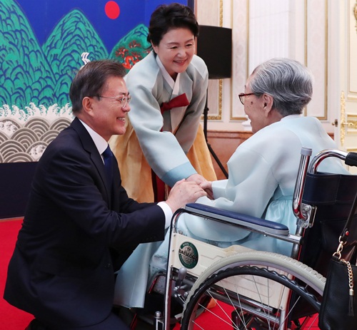 ▲ 14일 청와대 영빈관에서 열린 독립유공자 및 유족 오찬에 참석한 일본군 위안부 피해자 김복동 할머니와 인사를 나누는 문재인 대통령과 김정숙 여사.<사진제공=뉴시스>