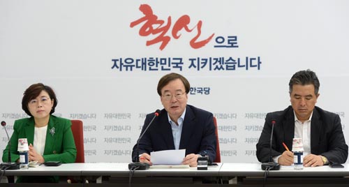 ▲ 자유한국당 강효상(가운데) 방송장악저지투쟁 위원장이 14일 오전 서울 여의도 국회에서 열린 제7차 방송장악저지투쟁위 회의에 참석해 이효성 방송통신위원장 비판 관련 모두발언을 하고 있다. <사진제공=뉴시스>