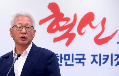 ▲ 류석춘 자유한국당 혁신위원장이 15일 오전 서울 여의도 당사 기자실에서 혁신위 회의 결과를 브리핑하고 있다. <사진제공=뉴시스>