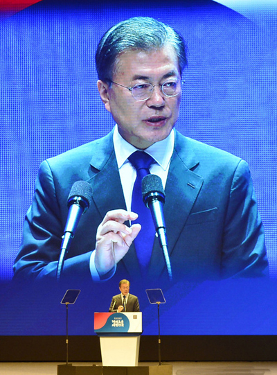 ▲ 문재인 대통령이 15일 서울 종로구 세종문화회관에서 열린 제72주년 광복절 경축식에서 경축사를 하고 있다. <사진제공=뉴시스>