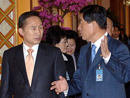 ▲ 이명박 전 대통령(좌)과 원세훈 전 국정원장(우) <사진제공=뉴시스>