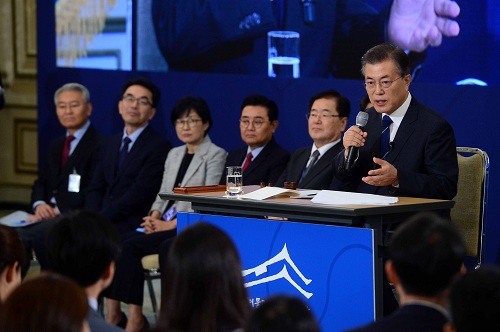 ▲ 문재인 대통령이 17일 청와대 영빈관에서 열린 취임 100일 기자회견에서 기자들의 질문에 답변하고 있다. <사진제공=뉴시스>