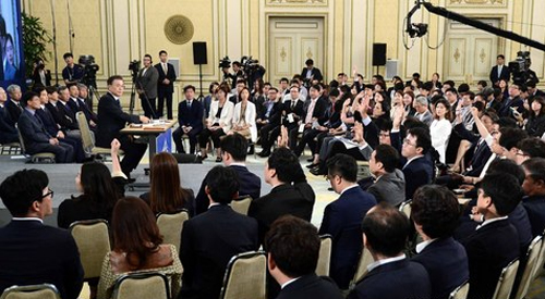 ▲ 문재인 대통령이 17일 청와대 영빈관에서 열린 취임 100일 기자회견에서 출입기자들의 질문을 받고 있다. <사진제공=뉴시스>