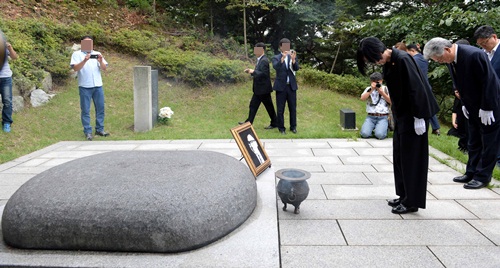 ▲ 17일 경기도 파주 장준하 공원에서 열린 故 장준하 선생 서거 42주기 추모식에서 장 선생 묘소에 분향한 뒤 묵념하는 피우진 국가보훈처장.<사진제공=뉴시스>