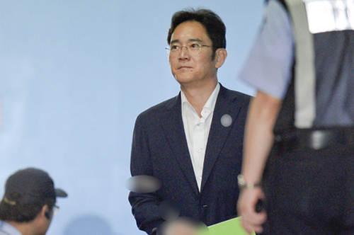 ▲ 이재용 삼성전자 부회장이 7일 오후 서초구 서울중앙지법에서 열린 '최순실 뇌물' 관련 결심 공판을 마친 뒤 호송차로 향하고 있다. <사진제공=뉴시스>