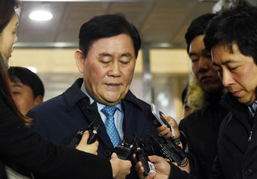 ▲ 지난 3월4일 중소기업진흥공단(중진공)에 자신의 사무실 인턴 직원을 채용하도록 압력을 행사한 의혹을 받고 있는 최경환 자유한국당 의원이 경기 수원지방검찰청 안양지청에서 조사를 마친 뒤 취재진의 질문에 답하고 있는 모습. <사진제공=뉴시스>