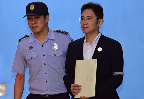 ▲ 이재용 삼성전자 부회장이 25일 오후 서울 서초구 서울중앙지방법원에서 열린 뇌물 공여 등 혐의에 대한 1심 선고 공판에서 징역 5년을 선고받은 뒤 서울구치소로 이동하는 호송차량으로 향하고 있다. <사진제공=뉴시스>