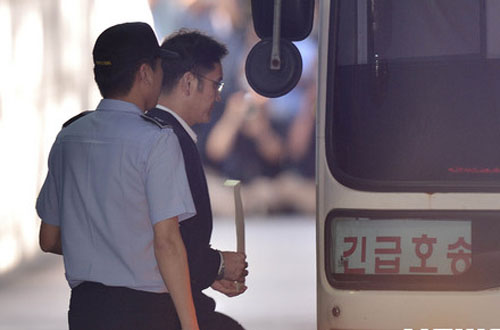 ▲ 이재용 삼성전자 부회장이 25일 오후 서울 서초구 서울중앙지방법원에서 열린 뇌물공여 등 혐의 1심 선고 공판을 마치고 서울구치소로 돌아가기 위해 호송차로 향하고 있다. <사진제공=뉴시스>