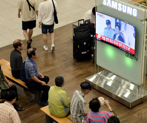 ▲ 박근혜(65) 전 대통령과 최순실(61)씨에게 뇌물을 제공한 혐의로 기소된 이재용(49) 삼성전자 부회장의 1심 선고가 열린 25일 오후 인천공항에서 이용객들이 실시간 뉴스속보를 지켜보고 있다. <사진제공=뉴시스>