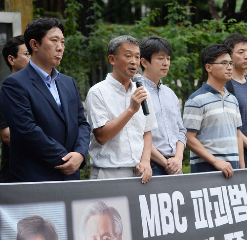 ▲ 김민식 MBC PD가 23일 오전 서울 서초구 서울중앙지검 정문 앞에서 'MBC 블랙리스트 공범 고영주, 김장겸, 김광동, 유의선, 권재홍' 고소장 접수에 앞서 열린 기자회견에서 발언을 하고 있다. <사진제공=뉴시스>