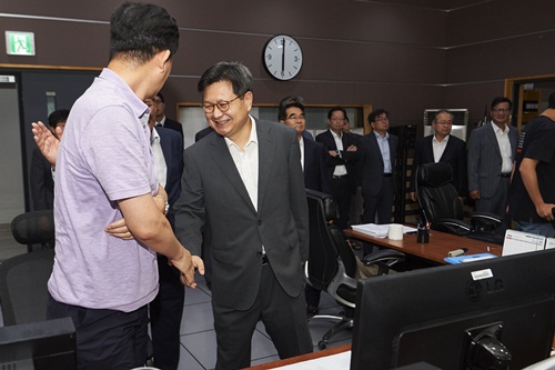 ▲ 김장겸 MBC 사장이 4일 오전 출근해 근무자를 격려하고 있다. <사진제공=MBC, 뉴시스>