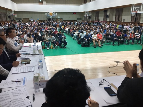 ▲ 5일 오후 서울 강서구 탑산초등학교에서 열린 '강서지역 특수학교 설립 교육감-주민토론회'에 지역 주민과 장애인 학부모 등이 참석해 토론회를 기다리고 있다. <사진제공=뉴시스>