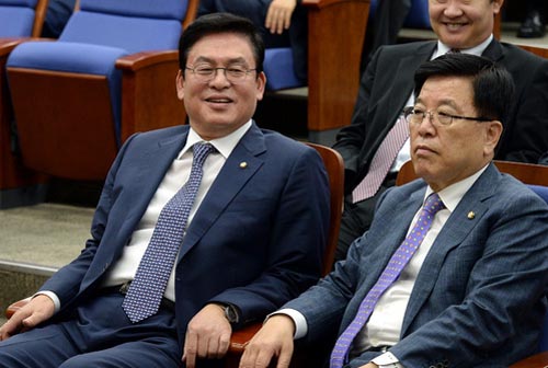 ▲ 정우택 자유한국당 원내대표와 김광림 정책위의장이 12일 오후 서울 영등포구 여의도 국회에서 진행된 자유한국당 의원총회에 나란히 앉아 있다. <사진제공=뉴시스>