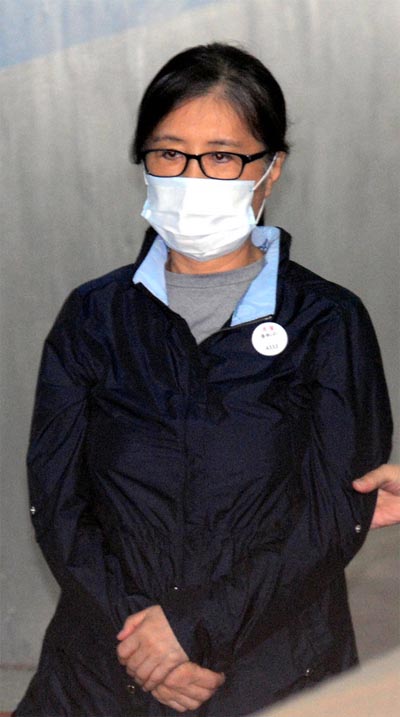 ▲ 박근혜 정부의 '비선 실세' 최순실 씨가 12일 오전 서울 서초구 서울중앙지방법원에서 열린 국정농단 사건 69차 공판에 출석하고 있다. <사진제공=뉴시스>