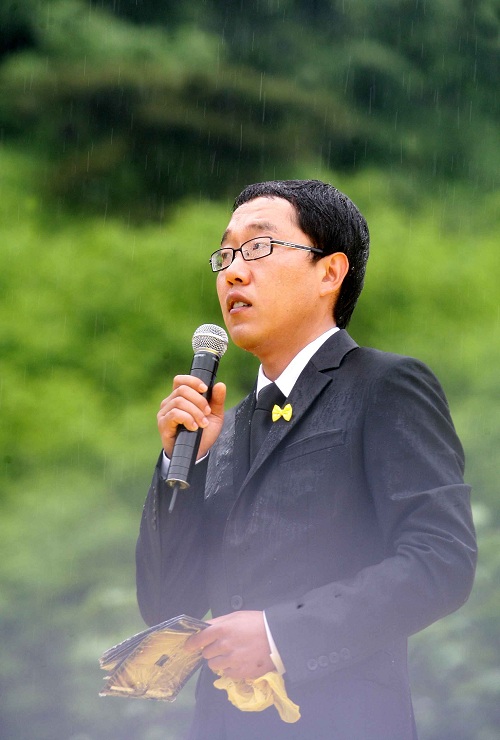 ▲ 故 노무현 전 대통령 서거 1주기 추도식에서 방송인 김제동씨가 사회를 보고 있는 모습. <사진제공=뉴시스>