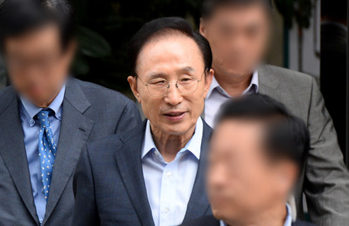 ▲ 이명박 전 대통령이 27일 오후 서울 강남구 삼성동 사무실에서 나와 퇴근하고 있다. 이명박 전 대통령은 블랙리스트 관련 논란에 휩싸인 동시에 군사 보안시설인 국군 기무부대 내 테니스장을 퇴임 이후에도 이용했다는 의혹을 받고 있다. <사진제공=뉴시스>