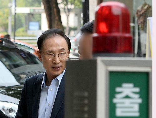 ▲ 이명박 전 대통령이 지난달 27일 오후 서울 강남구 삼성동 사무실로 들어가고 있다. 이명박 전 대통령은 블랙리스트 관련 논란에 휩싸인 동시에 군사 보안시설인 국군 기무부대 내 테니스장을 퇴임 이후에도 이용했다는 의혹을 받고 있다. <사진제공=뉴시스>