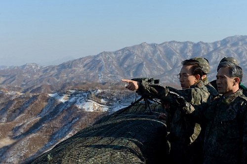 ▲ 지난 2012년 당시 이명박 대통령이 김관진 국방장관 등과 함께 북측 지역을 살펴보며 근무 상황에 대한 설명을 듣고 있는 모습. <사진제공=청와대/뉴시스>