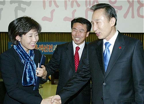 ▲ 2007년 12월6일 오후 국회에서 열린 한나라당 국회의원, 당협위원장 연석회의에 참석한 이명박 대통령 후보가 나경원 대변인과 악수하고 있는 모습. <사진제공=뉴시스>