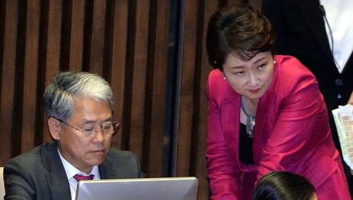 ▲ 28일 오후 서울 여의도 국회 본회의장에서 열린 제354회국회(정기회) 10차 본회의에 참석한 국민의당 김동처 원내대표와 이언주 의원이 이야기를 나누고 있다. <사진제공=뉴시스>