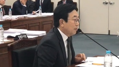 ▲ 24일 오전 부산시청에서 열린 국회 행정안전위원회의 부산시 등에 대한 국정감사에서 서병수 부산시장이 더불어민주당 표창원 의원의 질의를 듣고 있다. <이미지출처=표창원 의원 페이스북 영상 캡쳐>